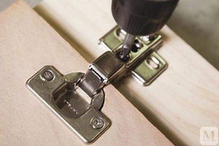 入住僅一年衣柜門歪倒一片？問題根源在于鎖具五金配件選擇不當